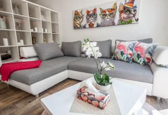 Moderne Souterrain-Wohnung has Balcony rooms