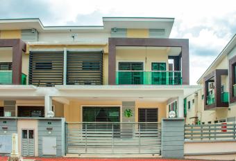 TROPICAL LIVINGS MERU IPOH HOMESTAY has Balcony rooms
