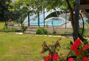 750 Route de la Guirosse allows 18 year olds to book a room