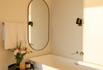 Kartuli Hotel has rooms with a private hot tub