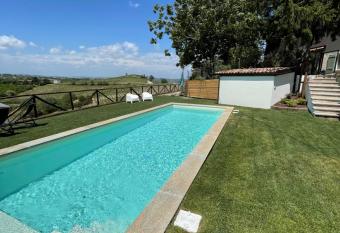 La Casa del Tiglio allows 18 year olds to book a room