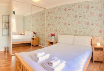 Apple Perch 2BR Flat - Free Parking has Balcony rooms