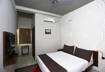 Super Collection O Hotel Bhinna Sakala allows 18 year olds to book a room