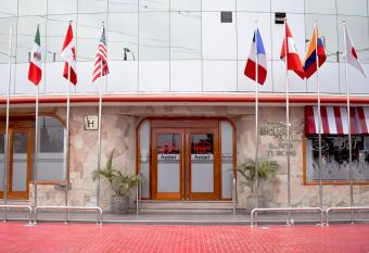 Hotel Wayra has rooms with a private hot tub