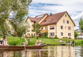 Bartlhof-Ferienwohnungen-Zimmer has Balcony rooms