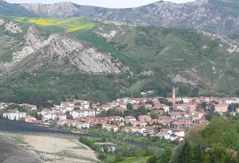 BELLA VISTA has rooms with a private hot tub