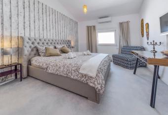 Casa do c  u allows 18 year olds to book a room