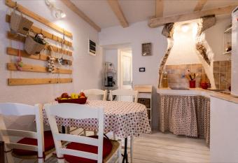 Apartman Valdi has Balcony rooms