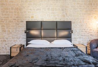 La Fontaine des Arts allows 18 year olds to book a room