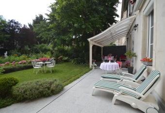 Chambre d h  tes    TOUL centre ville avec parking priv   allows 18 year olds to book a room