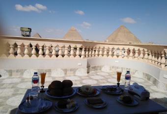Queen Pyramids View Inn has Balcony rooms