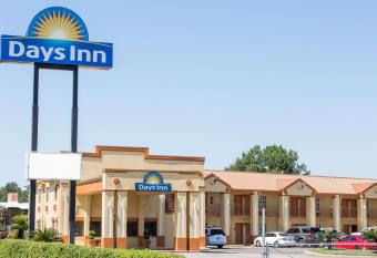 Days Inn by Wyndham Orange has Smoking rooms