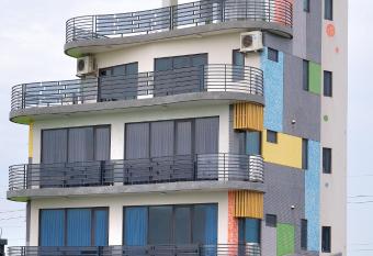 Qian Qian Riverside B&B has Balcony rooms