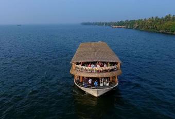 Cosy Houseboats has Balcony rooms