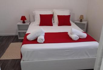 Chez Lucile et Gilbert has Balcony rooms