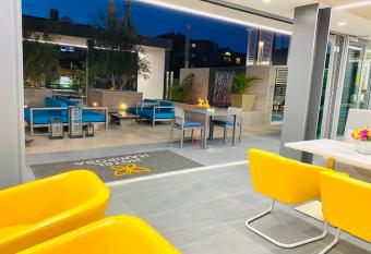 Hotel Mariposa Los Angeles allows 18 year olds to book a room