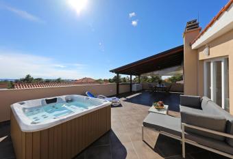 Villa Magnolia allows 18 year olds to book a room