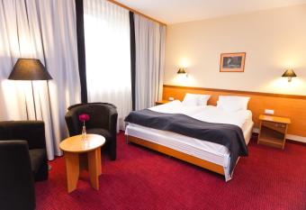 Hotel Malinowski Business has rooms with a private hot tub