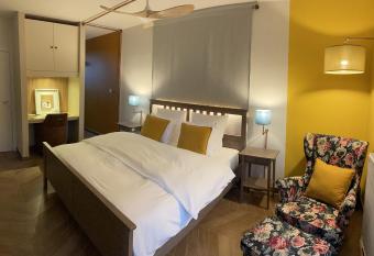 La Chambre du Chemin Vert : Spa Piscine Sauna has rooms with a private hot tub