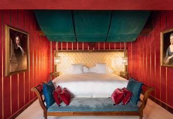 Il Salviatino Firenze has rooms with a private hot tub