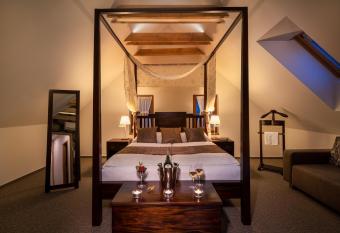 Hotel B  l   jednoro  ec has rooms with a private hot tub