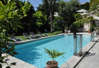 La demeure allows 18 year olds to book a room