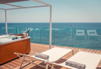 Nautilus Hotel has rooms with a private hot tub