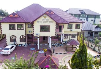 Gya-son Royal Guest House has rooms with a private hot tub