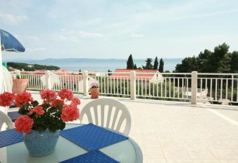 Luxury Accommodation Mirula has Balcony rooms