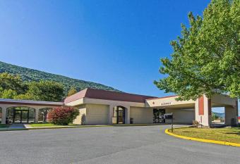 Econo Lodge Inn and Suites has Smoking rooms