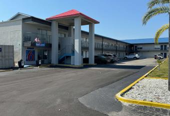 Motel 6 Englewood Fl allows 18 year olds to book a room