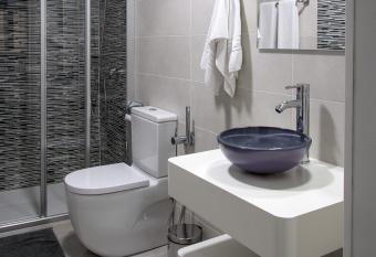 Pensi  n Laurel has Balcony rooms