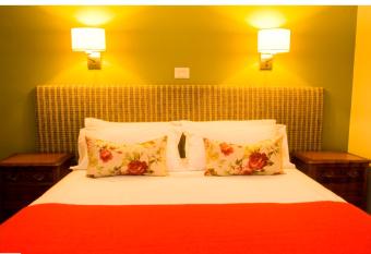 MadreTierra Patagonia has rooms with a private hot tub