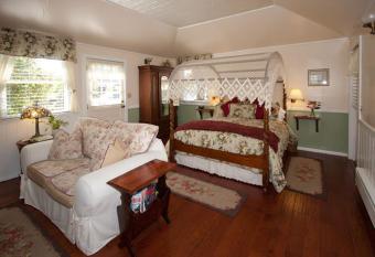 Headlands Inn Bed & Breakfast has rooms with a private hot tub