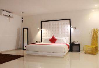 In Fashion Hotel & Spa has rooms with a private hot tub