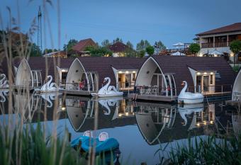 schwimmendes Seehotel allows 18 year olds to book a room