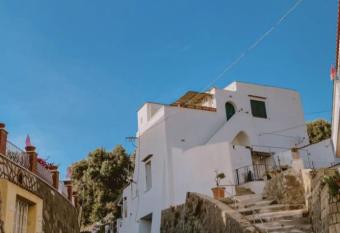 A un Passo dal Mare has Balcony rooms