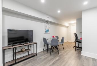 Fancy Downtown House with HOT TUB & BBQ by GLOBALSTAY has rooms with a private hot tub