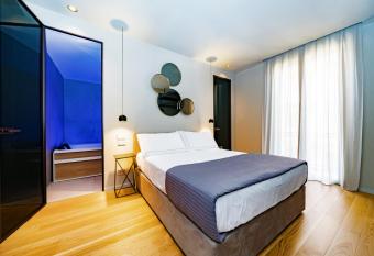 Elite Accommodations & Hydromassage Pool allows 18 year olds to book a room