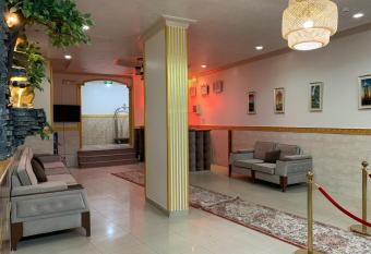 Al Quba Al Thahbia Hotel Suites 2 has Balcony rooms