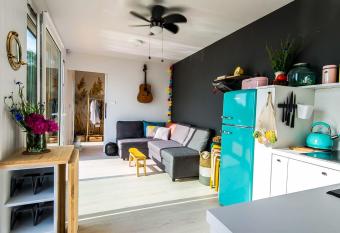 Costa del Kryspi Ca  oroczne Apartamenty na Wodzie has rooms with a private hot tub