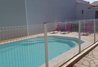 Appartement R   (4 personnes) allows 18 year olds to book a room