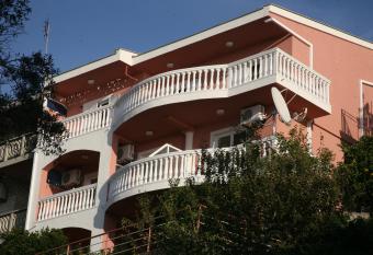 Omega Apartments has Balcony rooms