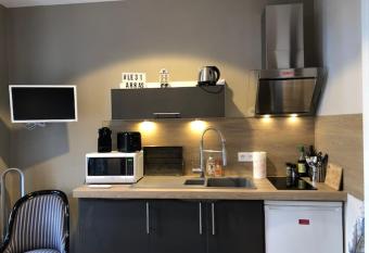 le 31 Au Coeur des Places allows 18 year olds to book a room