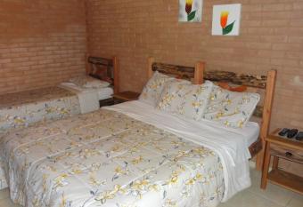 Pousada Ch  cara do Rio has rooms with a private hot tub