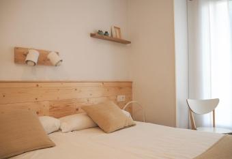 Pensi  n Urkia allows 18 year olds to book a room