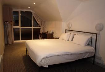 247Hotel.com allows 18 year olds to book a room