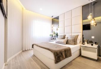 Cascais Center Luxury Beach Apartment allows 18 year olds to book a room