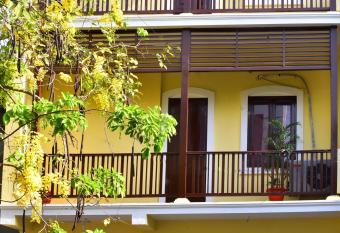 Villa Gomez has Balcony rooms