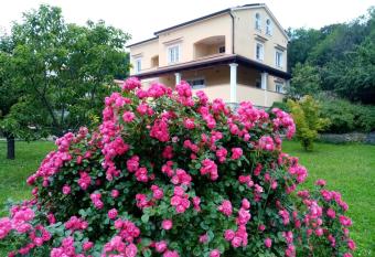 Guesthouse Villa AnnaDora has Balcony rooms